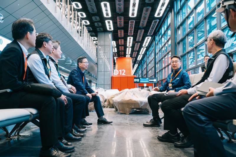 為提升桃園國際機場整體服務品質及運能，第3航廈北登機廊廳工程正在進行營運設備與服務設施進場及相關工程系統整合、調校等作業，交通部長陳世凱（後右）3日前往視察，指示做好試營運準備工作。（桃園國際機場公司提供）