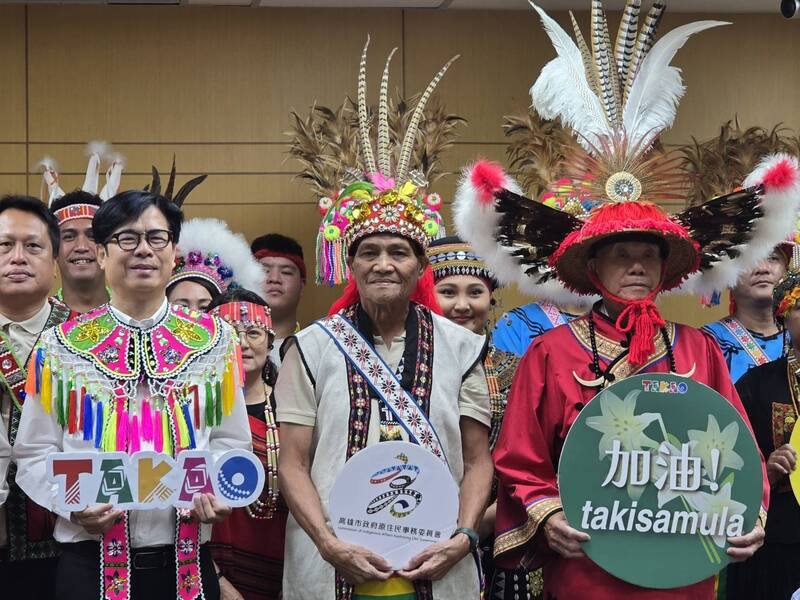 「高雄豐潮」高雄市原住民族聯合豐年節將於8、9日在衛武營登場，市長陳其邁（前左）4日與高雄市都會區阿美族總頭目林信明（前中）一同宣布活動消息
