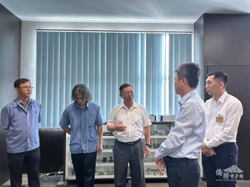 李輝達(中)介紹「杜甫科技有限公司」產品以及受美國對等關稅帶來之影響