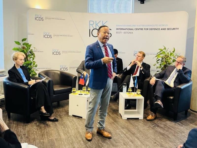 國防部軍政副部長柏鴻輝日前在愛沙尼亞公開演說，以「即便威脅不斷，台灣依然捍衛自由的天空」為題，就中國軍機侵擾台灣空域行為，與近期俄羅斯戰機闖入愛沙尼亞與多名北約會員國領空的情況做分析比較，並呼籲台愛兩國加強交流與合作。（國防部提供）