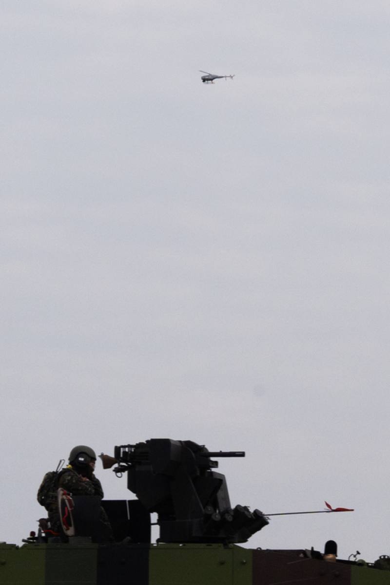 圖為陸軍近程戰術無人機（上）升空偵查。（中央社檔案照片）