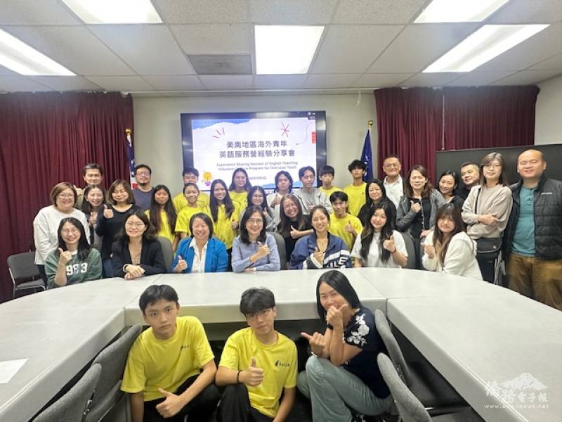 休士頓文教中心主任王盈蓉(中坐者)、休士頓文教中心副主任房亭妤(左一坐者)及僑務委員陳逸玲(左二坐者)與FASCA學員家長大合照