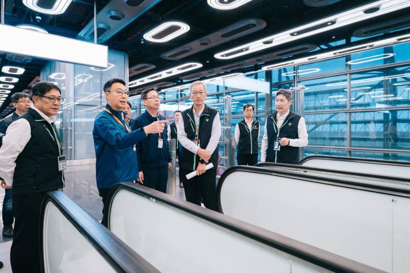 桃園國際機場第3航廈北登機廊廳工程目前正在進行營運前整備作業，交通部長陳世凱（前左2）3日前往視察，在入境動線電扶梯前停下腳步了解關切。（桃園國際機場公司提供）