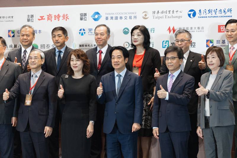 總統與出席貴賓合影