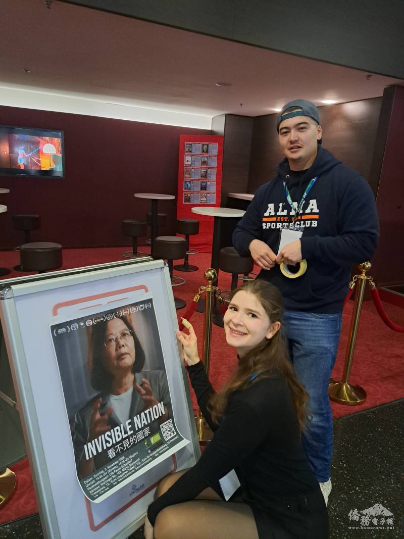 德國志工們幫忙張貼活動海報