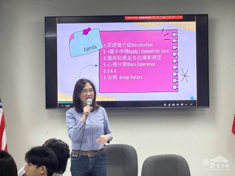 王盈蓉說明英語服務營經驗分享會的內容