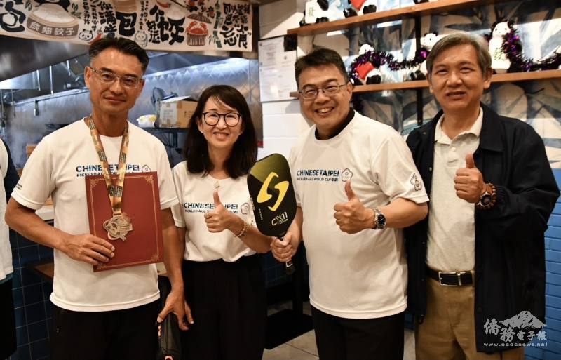 圖左至右，匹克球總教練黃光定、中華民國匹克球總會理事長周曉琴、周啟宇及僑務秘書黃士聰