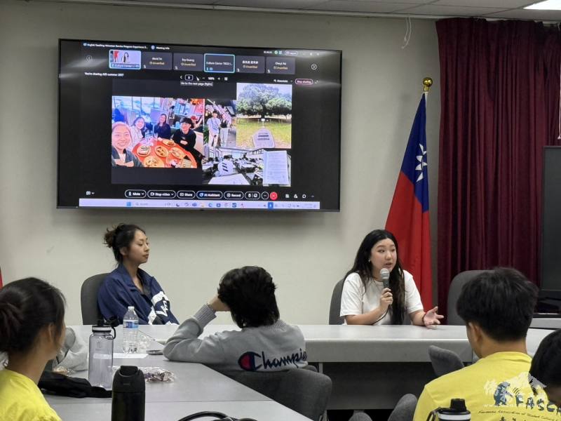 戴曉芸(左)與歐陽婉怡(右)以自製影片與學弟妹分享參與經驗