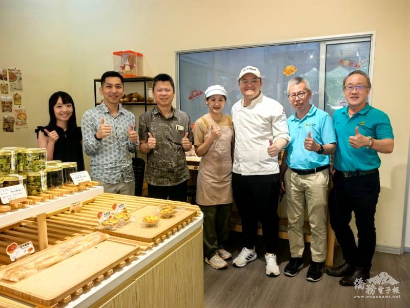 弘光科技大學海青班烘焙科畢業生陳治宏(右三)分享赴臺求學經歷