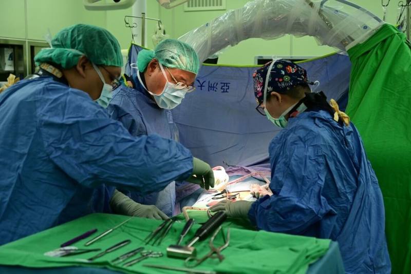 亞洲大學附屬醫院4日開辦「手術護理師培訓班」。院方表示，手術過程中，執刀醫師與手術護理師均扮演重要角色，可說是缺一不可。（亞大醫院提供）