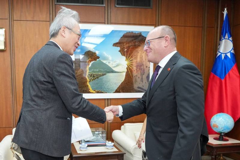 外交部政務次長吳志中接見瑞士國會友台小組共同主席阿多爾（Jean-Luc Addor）議員