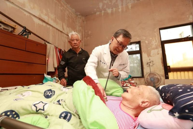 恆春基督教醫院僑生醫師黃健榮（中）來自香港，他在擔任院長時期，力推弱勢關懷及兒童課輔、長者探訪等計畫，帶領醫療團隊從院內走入社區。（恆基提供）