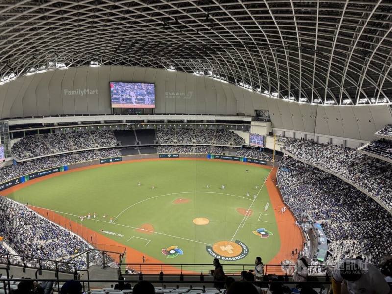 世界棒球經典賽即將在明年3月登場，據悉旅遊業者將推出相關套裝行程，圖為今年2月經典賽資格賽台灣對上西班牙現場