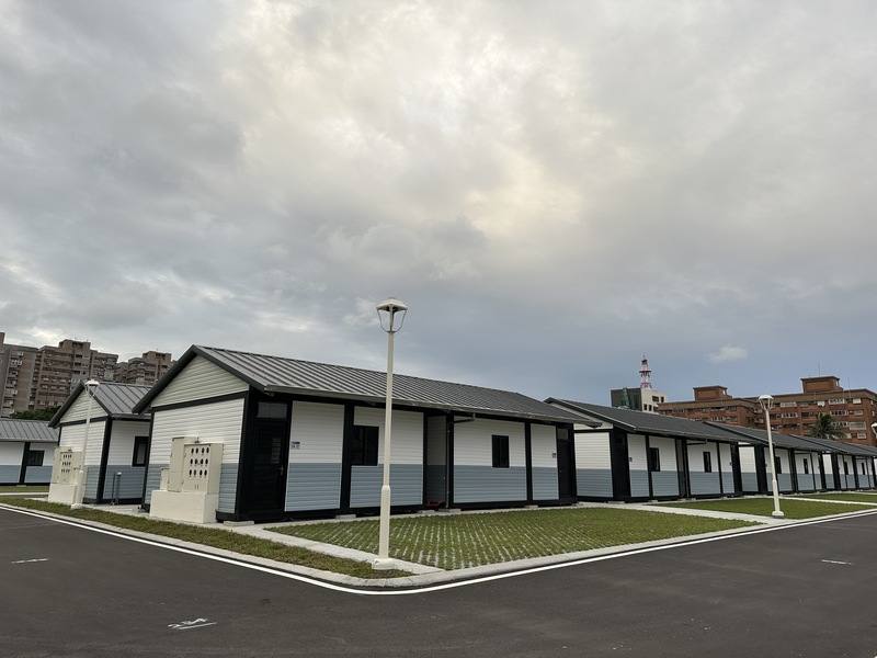 0403地震重創花蓮，許多民眾因大樓傾倒無家可歸。為協助災民度過重建階段，花蓮縣政府與中華民國紅十字會合作興建組合屋完工，預計8日開放受災戶看屋，12月可望入住