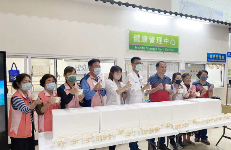 澎湖區漁會「鮮味傳愛」公益活動，4日以「澎湖優鮮」龍膽石斑烹煮的鮮魚湯，為澎湖醫院的醫護與病患補一下，同時發起「買魚頭捐30元」助社福單位，以實際行動關懷社會，溫暖人心