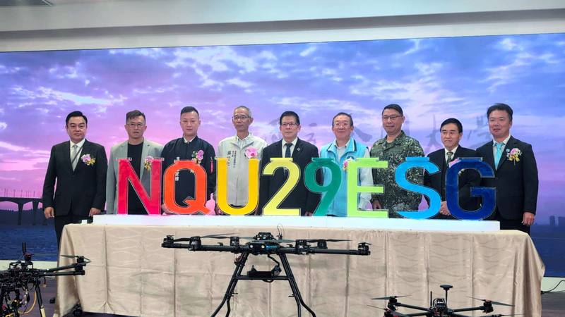 國立金門大學4日舉行建校29週年校慶典禮，今年主題為「29榮耀，永續ESG」，校長陳建民（中）、縣府秘書長張瑞心（右4）等出席，並在象徵金大精神的立體字NQU29ESG倒入顏料