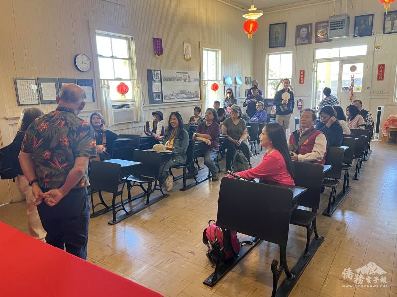 老師們排排座聆聽志工講解學校的歷史與創校的過程