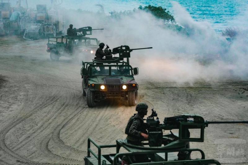 部隊施放煙霧彈後，進行變換陣地。（軍聞社記者林庭暉攝）