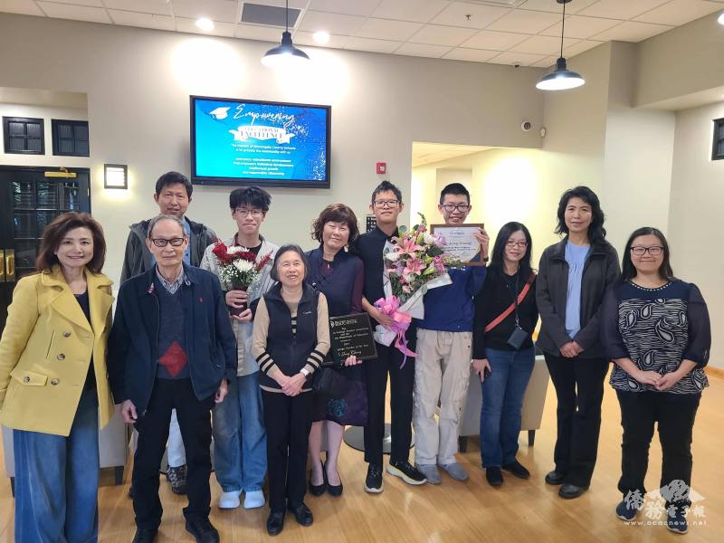 頒獎當天西維吉尼亞州臺灣文化交流聯誼會成員、臺灣同鄉和當地學生、家長都前來參加祝賀