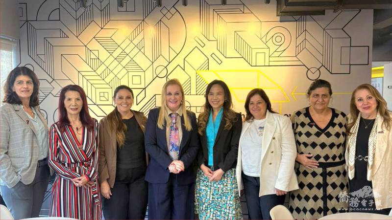 朱怡靜(右四）、Ana Karin（左四）和諮詢委員、女市長與第一夫人們合影