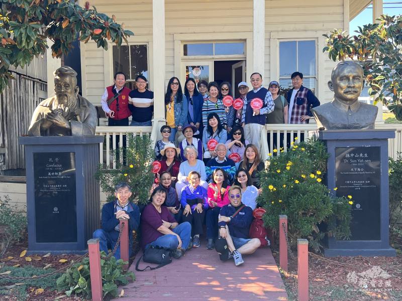 周崧中文學校校門前合影