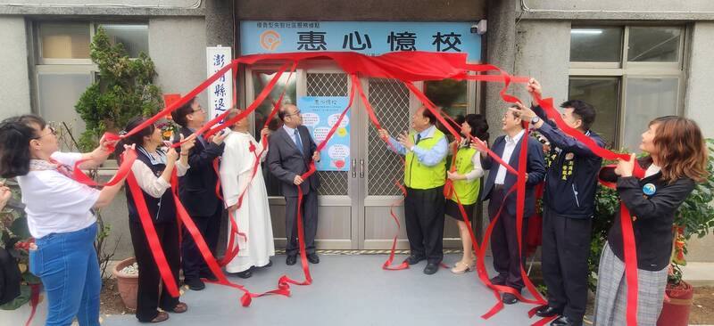 澎湖權責型失智社區服務據點「惠心憶校」，5日由澎湖縣長陳光復（右5）等人共同揭牌