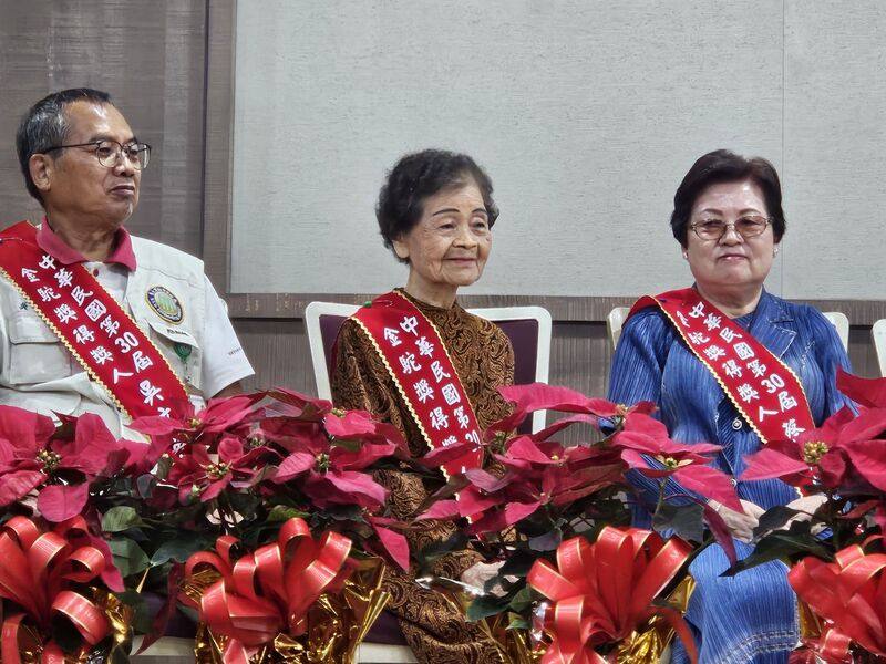 象徵全國志工最高榮耀的「金駝獎」4日在台北舉行頒獎典禮，獲獎者之一鄭彩鑾（左2）投身志工行列逾20年，92歲的她擅長進行社區健康篩檢、菸害防制及健口操推廣等宣導與催檢工作