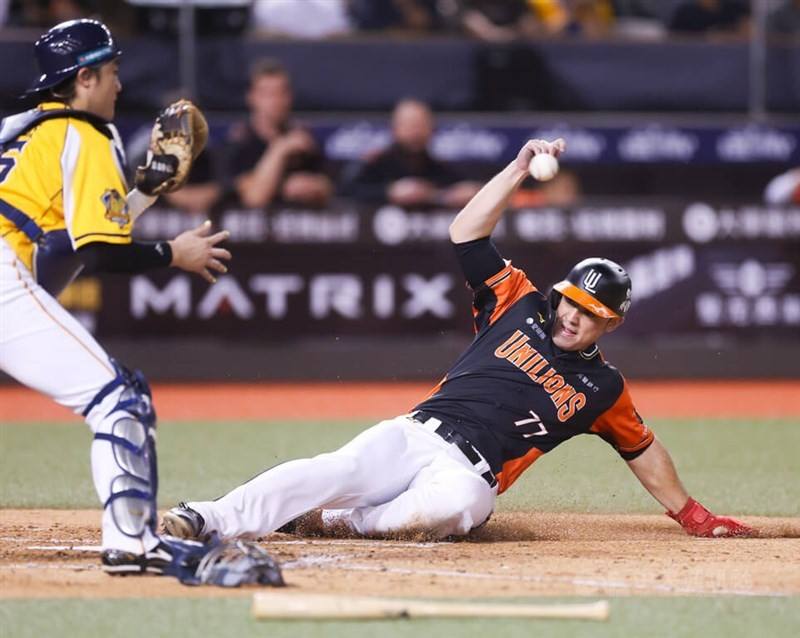 Uni-President 7-Eleven Lions slugger Lin An-ko (right). CNA file photo
