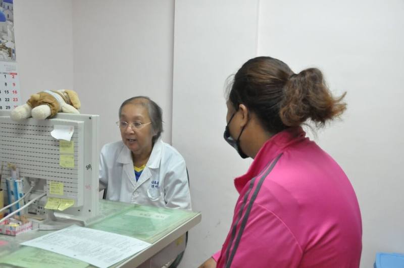恆春基督教醫院婦產科醫師陳明珠（左）出身菲律賓華僑家庭，行醫台灣36年，其中26年深耕恆春；她曾是恆春半島唯一婦產科醫師，一人肩負門診、接生與急診。（恆基提供）