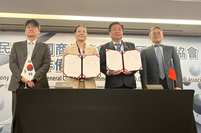 全國商業總會理事長許舒博（右2）與韓國進口協會會長尹英美（左2）5日簽署合作備忘錄（MOU），象徵台韓產業合作邁向新里程碑，開啟雙邊經貿新篇章
