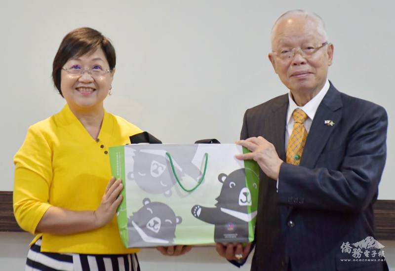 僑委會委員長徐佳青致贈紀念品，全日本台灣聯合會會長趙中正代表接受