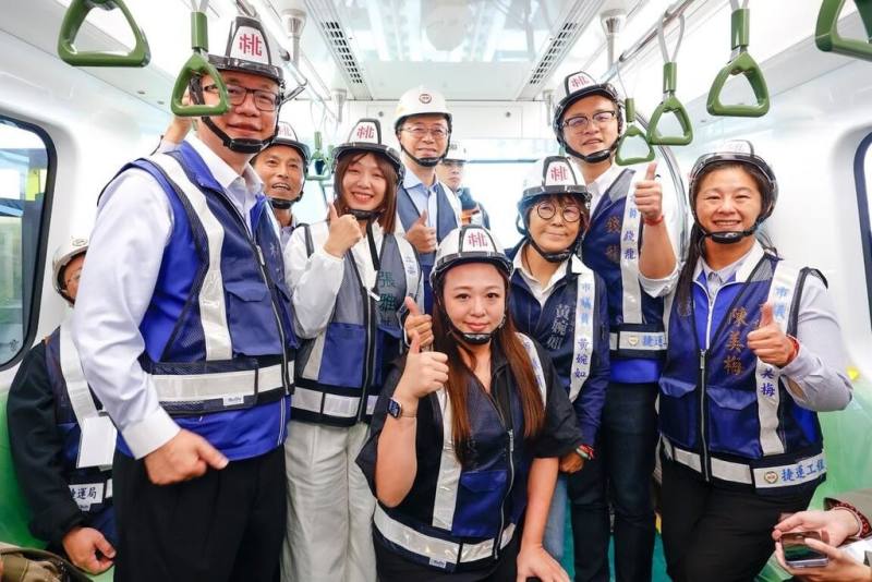 桃園捷運綠線坑口至藝文特區北段7站預計民國115年通車，4日擴大進行北段5站高架路段動態測試，桃園市長張善政（左4）與民意代表也參與試乘。（桃園捷運工程局提供）