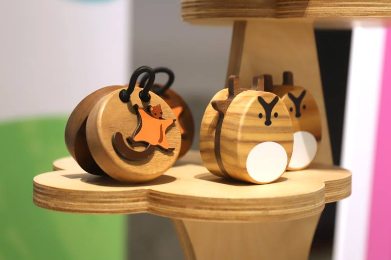 以國產柳杉製作的栗背林鴝沙鈴、臺灣杉製作的山羌蛋沙鈴，與相思木製作的大赤鼯鼠響板，展現自然材質的音色魅力