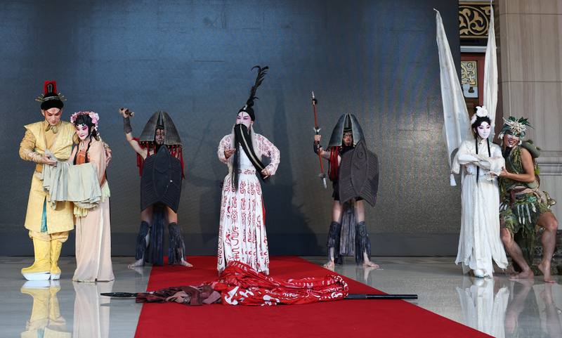 當代傳奇劇場「暴風雨」融合舞台劇、京劇、原住民歌舞，4日下午在國家戲劇院舉行宣告記者會，會中主要演員亮相，呈現精彩片段