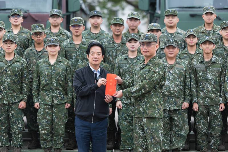 總統頒發加菜金慰勉官兵辛勞