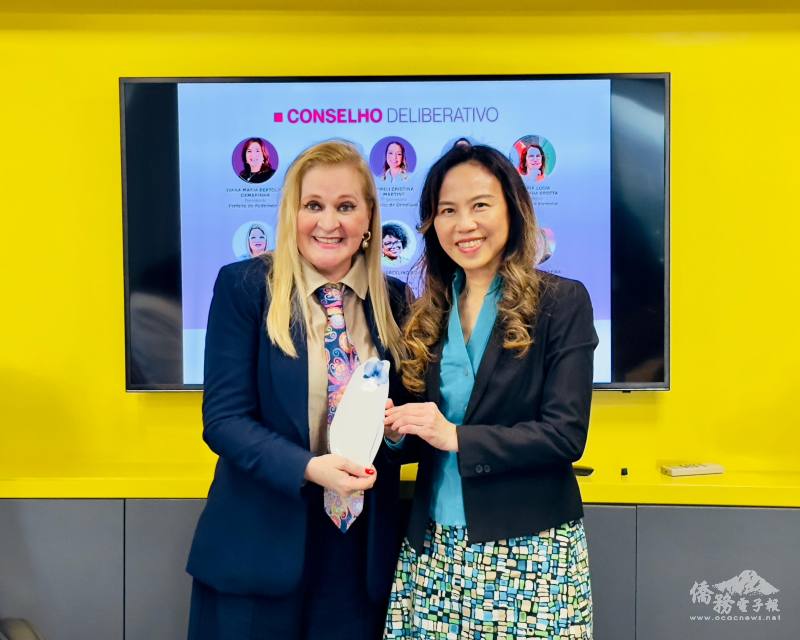 駐聖保羅辦事處處長朱怡靜（右）致贈禮物給聖保羅州女市長及副女市長協會會長Ana Karin（左）