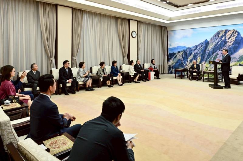 行政院長卓榮泰接見「全日本台灣連合會回國訪問團」一行