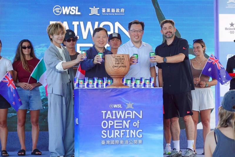 世界衝浪聯盟巡迴賽資深經理Will+Hayden-Smith、運動部鄭世忠次長及臺東縣王志輝副縣長（右起依序）共同參與啟動儀式，並預祝賽事圓滿順利。