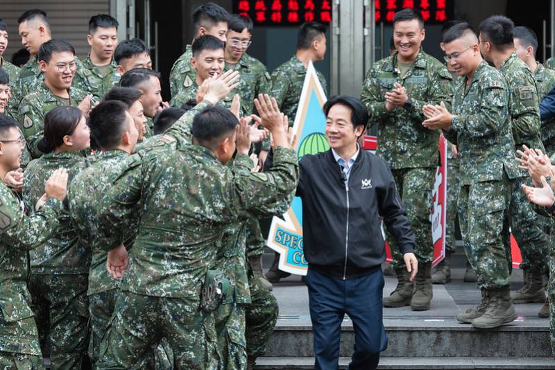 賴清德總統4日下午前往桃園武漢、龍駒及龍蟠營區勗勉北部地區救災部隊