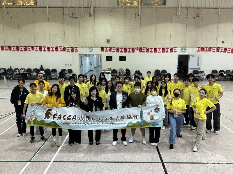 羽球教練吳文杰與FASCA學員羽球教學後合影