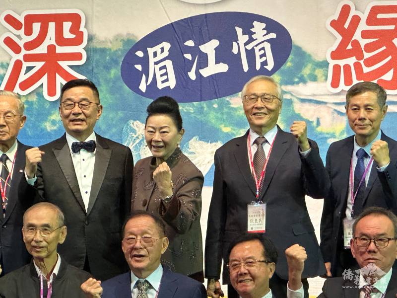 僑務委員會副委員長張良民（上右2） 出席「2025第五屆世界寮華湄江情懇親大會」合影並鼓勵協會全體會員凝聚僑心奉獻國家社會