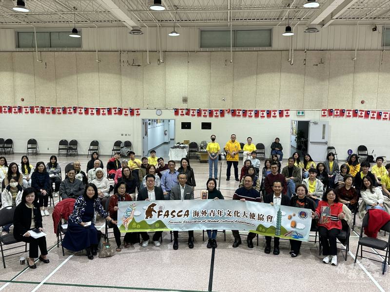 「書蟲俱樂部 - 第五章」講者金翎(第1排右5)、主持人Matthew Mucha(第1排右4)與FASCA學員及參加來賓合影