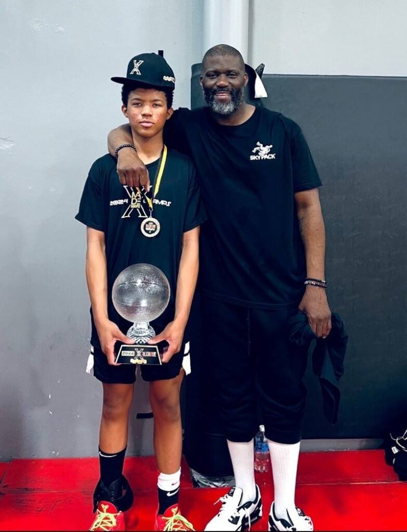 中華民國籃球協會5日表示，前美國職籃NBA灌籃大賽冠軍得主萊德（右）的兒子萊德四世（左）已正式取得台灣護照，中文名字為「陳以傑」。（Vanessa Rider提供）