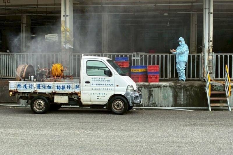 新竹縣政府6日表示，新竹肉品市場於管制期間持續清潔、消毒，環境檢測均為陰性，將於7日正式拍賣850頭豬，以供應市場需求。（新竹縣政府提供）