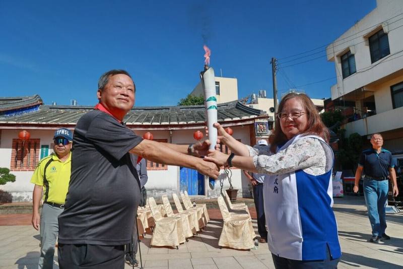 南投縣第73屆全縣運動會8日至11日在南投縣立體育場等各場地舉行，縣府6日在南投市藍田書院辦理聖火引燃及傳遞儀式，副縣長王瑞德（前左）點燃聖火遞出。（南投縣政府提供）