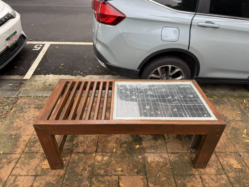 台北市內湖區公所指出，委由台中業者結合光電板製作的智慧長椅，光線會向地面投射，透過發光增加夜間使用者的安全，並有充電功能；每座光電椅1年約可減少36公斤二氧化碳排放。（台北市內湖區公所提供）