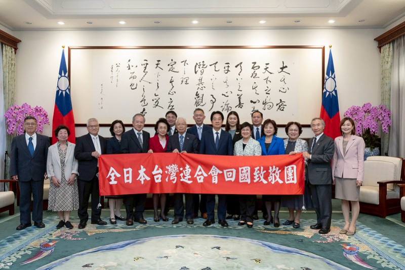 總統與「全日本台灣連合會回國致敬團」合影