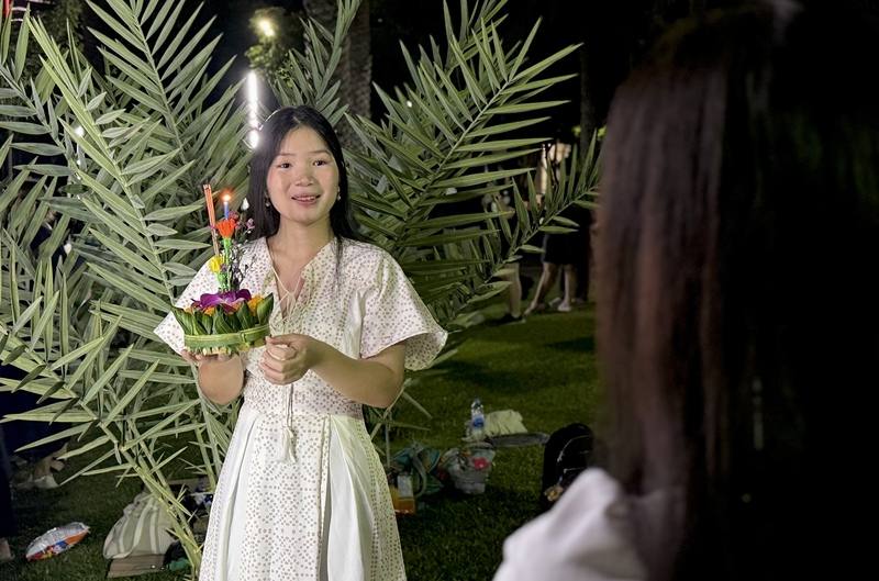 水燈節是泰國、寮國、斯里蘭卡、柬埔寨和緬甸部分地區的傳統節日。圖為來自緬甸的居民與水燈合影。