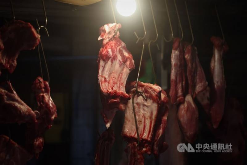 行政院長卓榮泰表示，預計8日市場就會開始供應溫體豬。圖為新北市樹林區傳統市場一處豬肉攤吊掛的肉品。（中央社檔案照片）