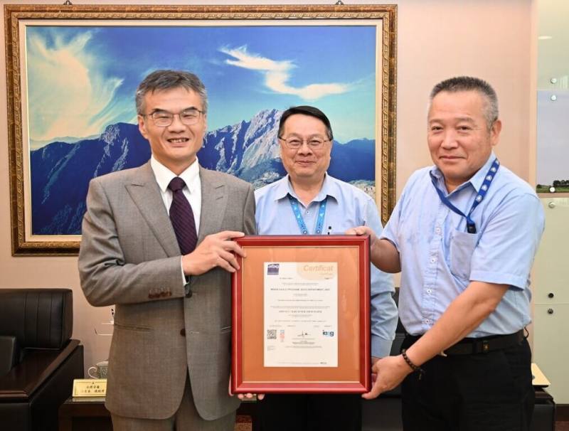 漢翔「勇鷹專案」通過AS9110維修品質管理系統認證，法標貝爾公司總經理江有泰（左）頒證予漢翔勇鷹專案副主持人竇鼐鈞（右），漢翔副總經理杜旭純（中）擔任見證。（漢翔提供）